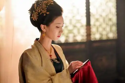 梳同心髻只需将头发绾到头顶,使之编扎成一个圆形发髻即可,尽管工序