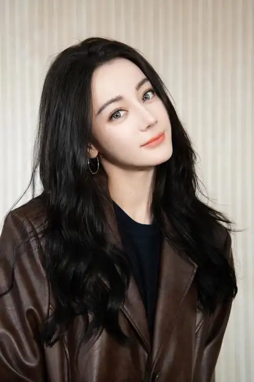 迪丽热巴分享自拍美照,模糊画面遮挡不住盛世美颜,俏皮灵动超可爱