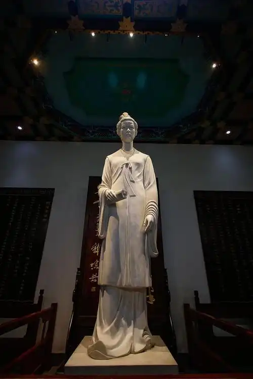 29,李清照,号易安居士,汉族,齐州章丘人,宋代女词人,婉约派代表,有"