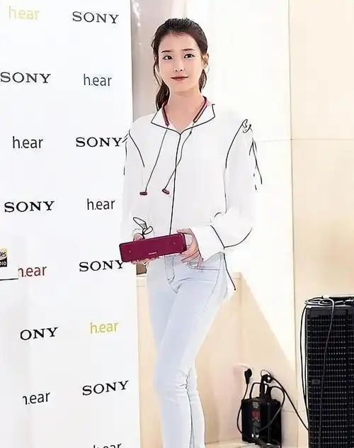 iu的气质清纯到独特,穿牛仔裤更显高级,清爽的美好高级