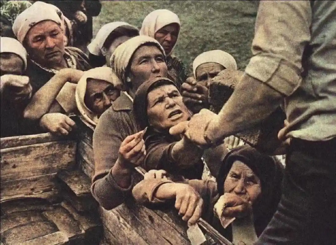 苏联在1960年后遭遇粮食危机,农村地区的妇女在排队领取救济面包!而一