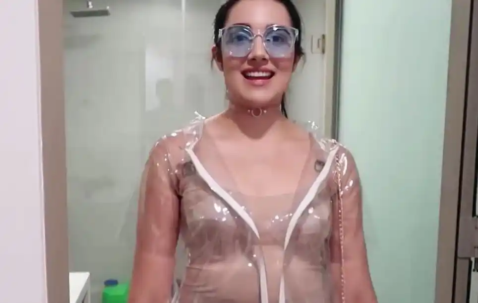 国外透明衣火了,美女大胆穿上街,直接成了被关注的焦点