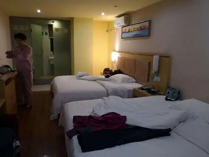 这架飞机去越南人的很多,接车的汽车司机师傅沿途这个宾馆下几个,那个