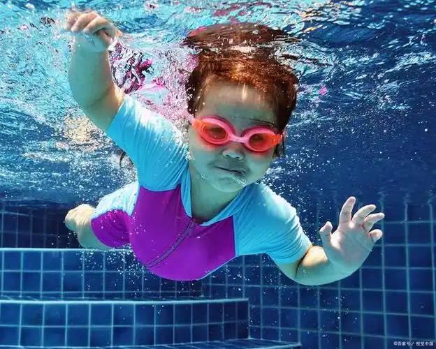 夏天玩水游泳池照片怎么拍好看?7个摄影技巧,水里拍照姿势大全