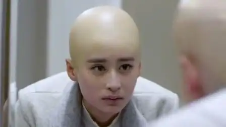 男友飞奔来找女友,不料女友躲厕所不敢见人,竟变成了个光头