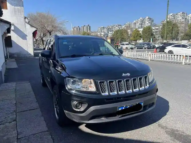 jeep 指南者  2012款 2.4l 四驱豪华导航版图片