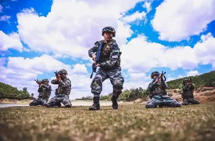 直击演训场,南部战区部队开展实战化训练!|广西|防城港市_新浪军事_新