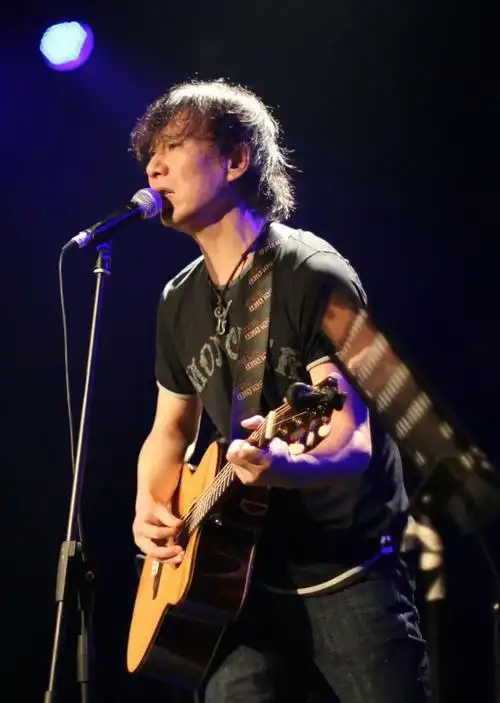 民谣诗人马条加盟索尼音乐首支单曲克拉玛依激起离家游子心中的缱绻