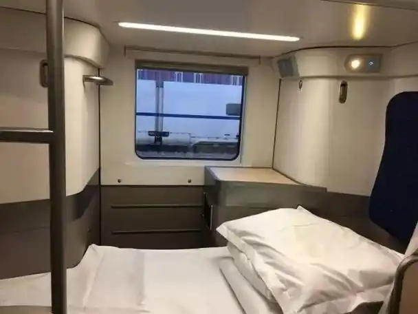 data-lemmaid="127">动车组 /a>,于2008年12月21日首次开行 ,卧铺动车