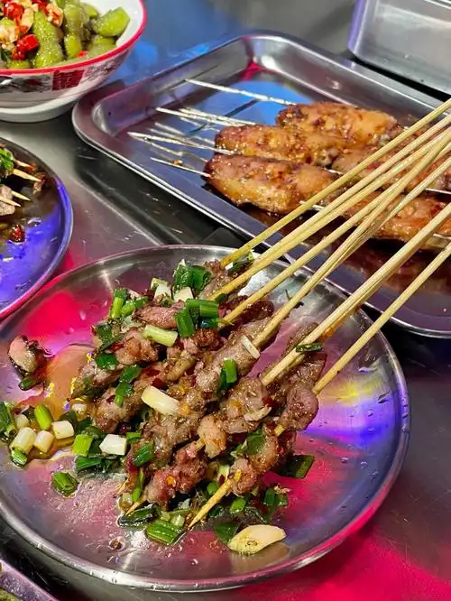 铁板韭菜鸡蛋04绝绝子! 店内环境就是大排档风格的,很适合朋友聚会!