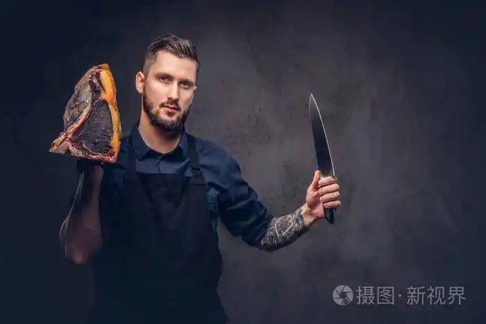 专业的屠夫拿着刀和大块的生烟肉