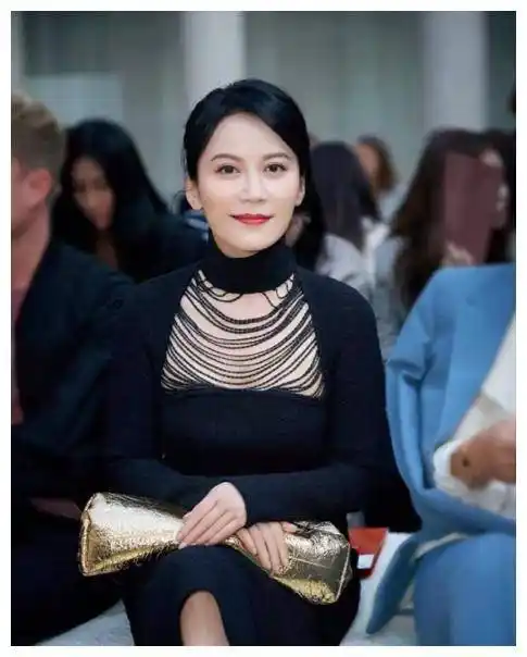 女人过了38岁,少穿t恤配短裤,学俞飞鸿穿搭,优雅时髦有气质