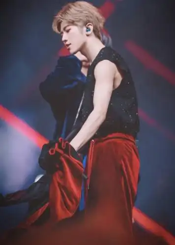 热情激烈的舞蹈风格,简直好看到爆 蔡徐坤是一位阳光帅气的"小鲜肉"