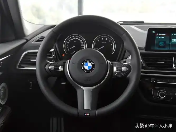 来到车内,宝马1系 2021款 120i m运动曜夜版内饰造型看起来较为运动