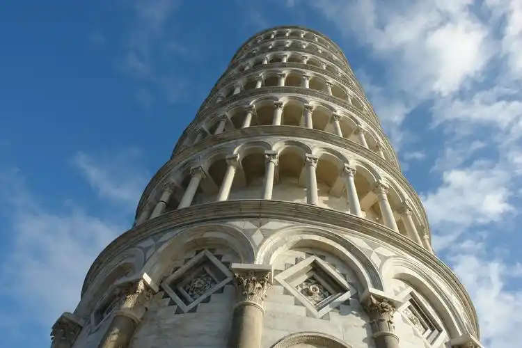 torre pendente di pisa或torre di pisa,英语:leaning tower of pisa