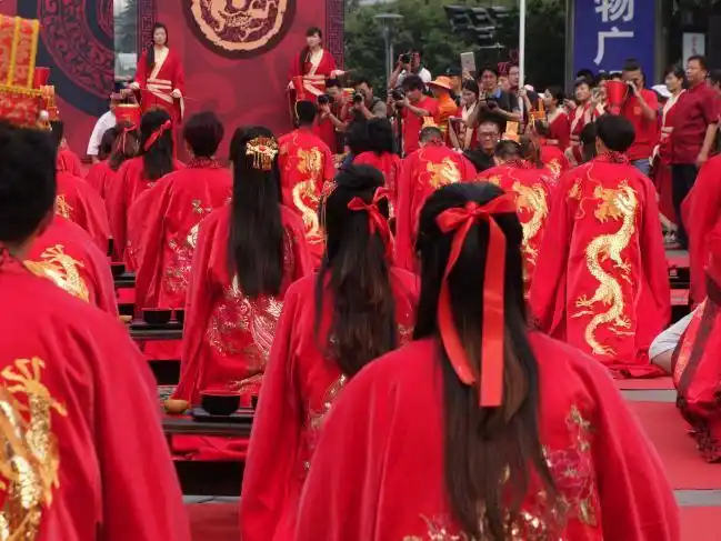 届时将有6艘婚船形成巨龙造型在运河上展现古代水上婚礼场景