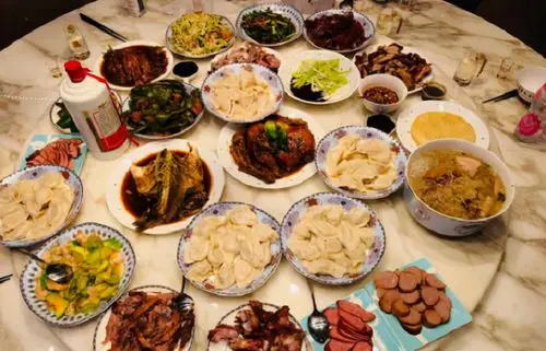 明星晒年夜饭王鸥的精致贾乃亮的豪华但唯独任达华的最亮眼