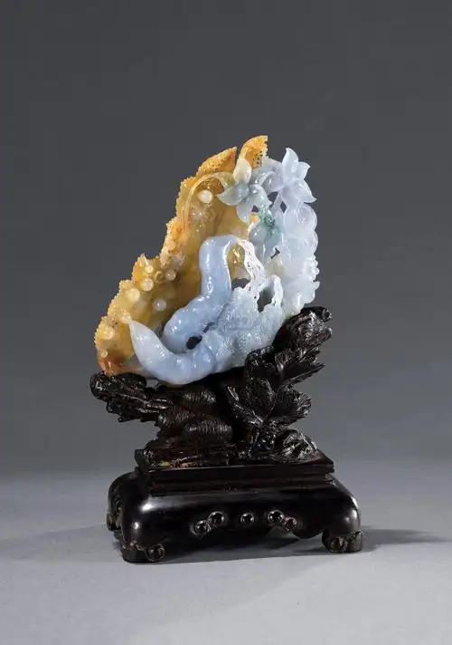 3719清翡翠雕春蚕摆件