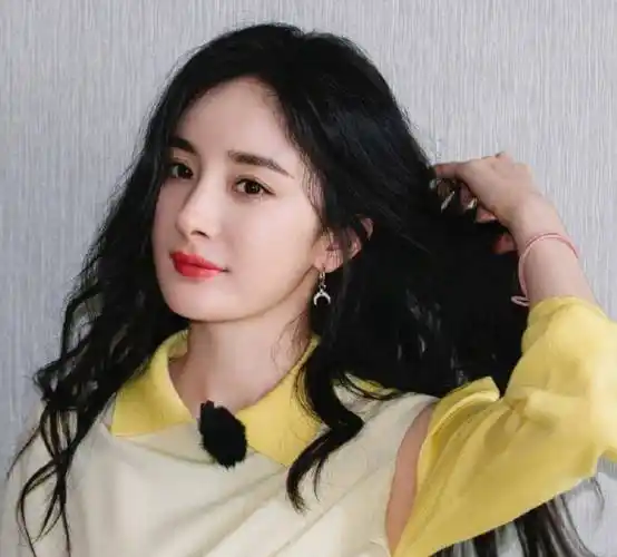 杨幂卷发大波浪写真:一身红衣娇媚可人,气质惊艳倾国倾城_相貌_美貌