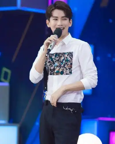 《快本》熊梓淇4个造型,前3张笑容明媚,最后1张才是帅到窒息