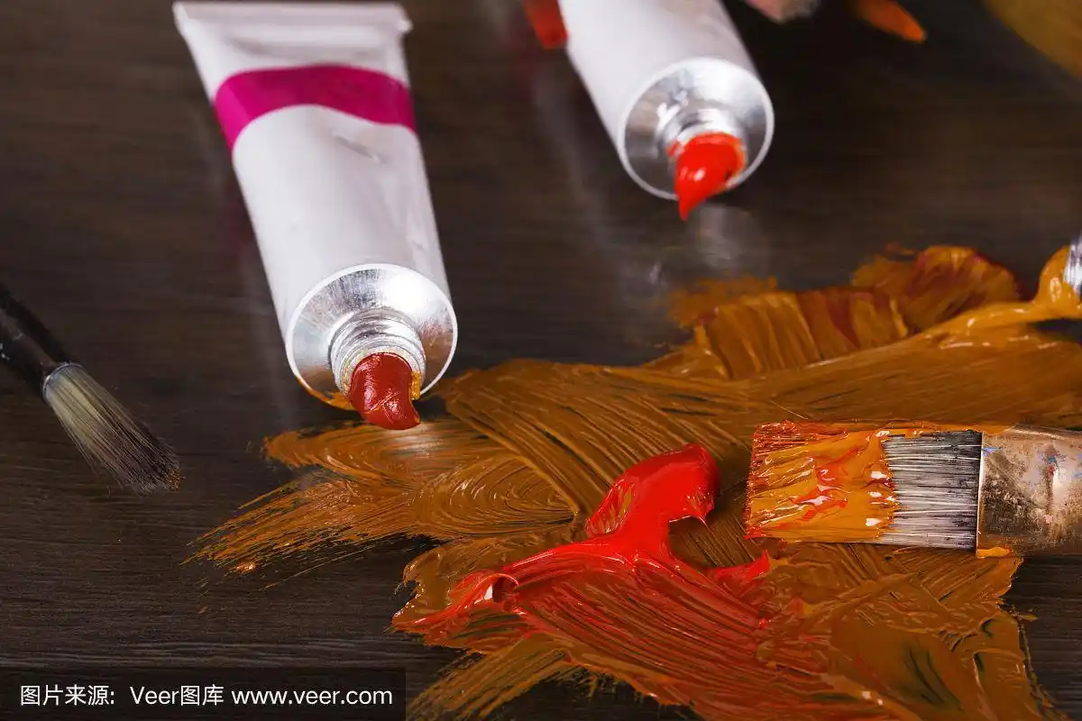 打开棕色颜料和刷子