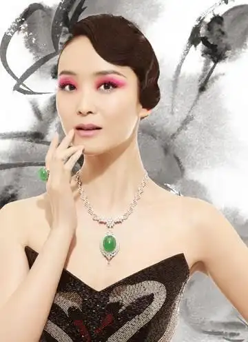 在这部新戏中一改往日温婉形象,大胆突破,所饰演的"快活林老大"高寄萍