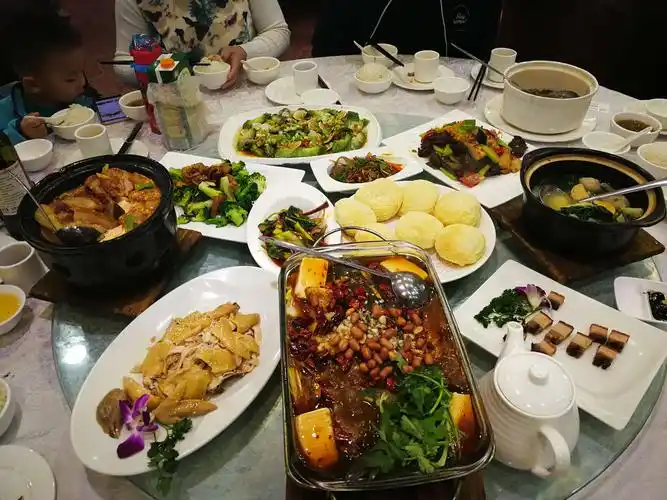 27中午,刘洋一家请我们居住在广州的部分亲人们在