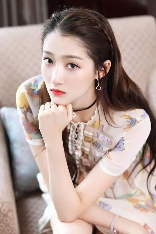 关晓彤# 身穿印花小粉裙,编起棕色长卷发,脖戴时尚chocker,耳戴同