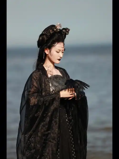 这组暗黑系汉服是妹子自己修的感觉很不错