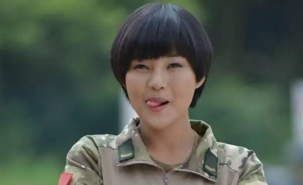 所以她也希望有花木兰类似的经历,后来她得知有火凤凰女子特战队的