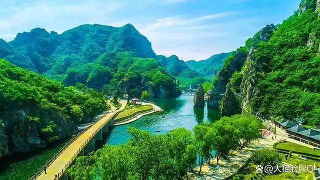 冰峪沟风景区位于大连庄河市城北40公里的仙人洞镇附近,景区面积约110