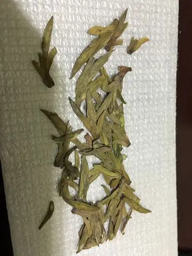 大佬帮忙看看这龙井怎么样 这是发霉吗