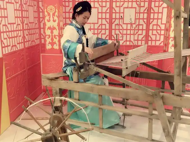 温柔婉约的织布女子就在那里静静地等你,不嗔不喜,一如我们记忆中的