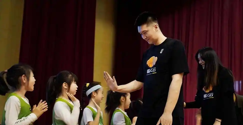 孙悦会亲自帮孩子们指导,并改正一些小错误,为的就是让这些拥有篮球梦