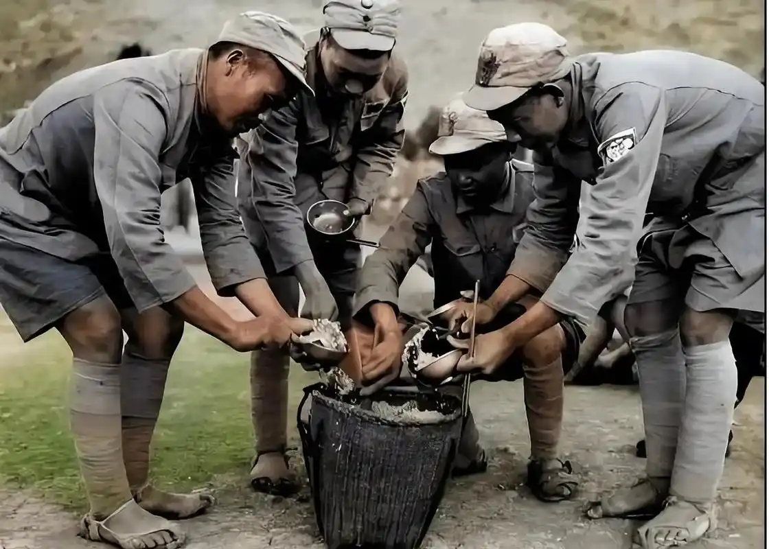 抗日战争时期,最真实的照片,云南怒江前线条件艰苦,战士们的脚趾都露