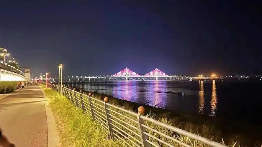 江滨公园西起西江南路东至羚羊峡全长10.56公里.