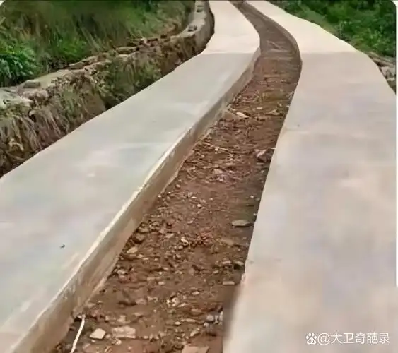 村里修道路,有一节道路中间是是留了一条沟的,这是啥意思?