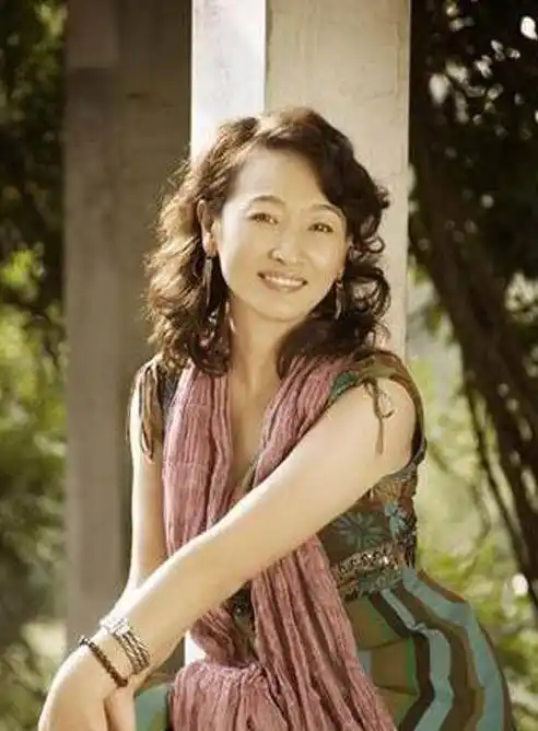 腾格尔小18岁娇妻近照曝光,原来腾格尔每天面对的是如此的女人