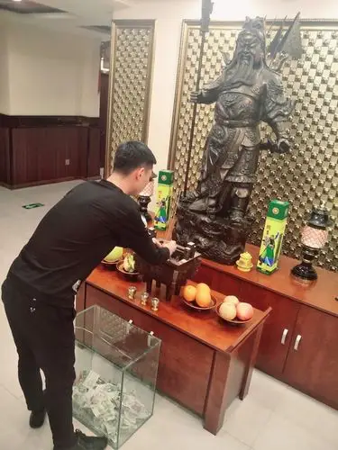 先拜关公后拜神,掌声送给社会人.