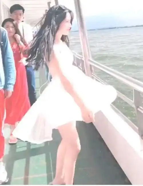 穿着那么短的裙子,还敢在轮船上跳舞,是太小看风的力量了吧,没得瑟