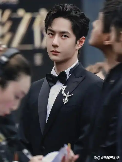 王一博百变红毯让人眼前一亮帅气惊艳众人