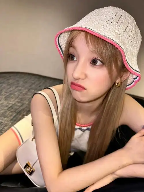 宋雨琦粉色渔夫帽造型9615真的有被雨琦弟弟没到呀,这大眼睛一