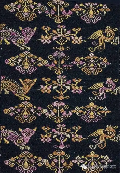 织锦细节显微图毛南族绛色底对凤瓶花纹锦此幅毛南族绛色底对凤瓶花纹