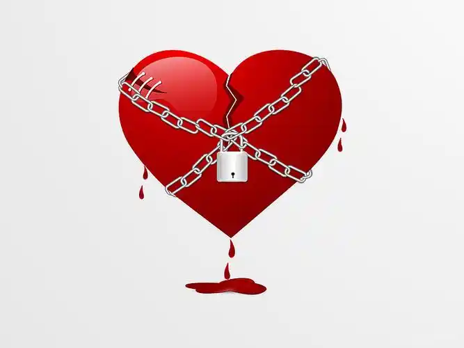 破损_红色_心形_情人节_光泽_伤心_锁住_链子_灰色背景_图片素材