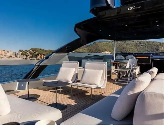 全球20万极高净值人群的大玩具意大利顶豪游艇集团法拉帝工匠1004名