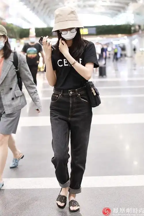 陈钰琪穿黑t 凉拖鞋 休闲自在超随性