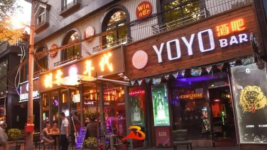 yoyo酒吧成立初期由北京著名设计工作室经时一年精心设计,从外观到