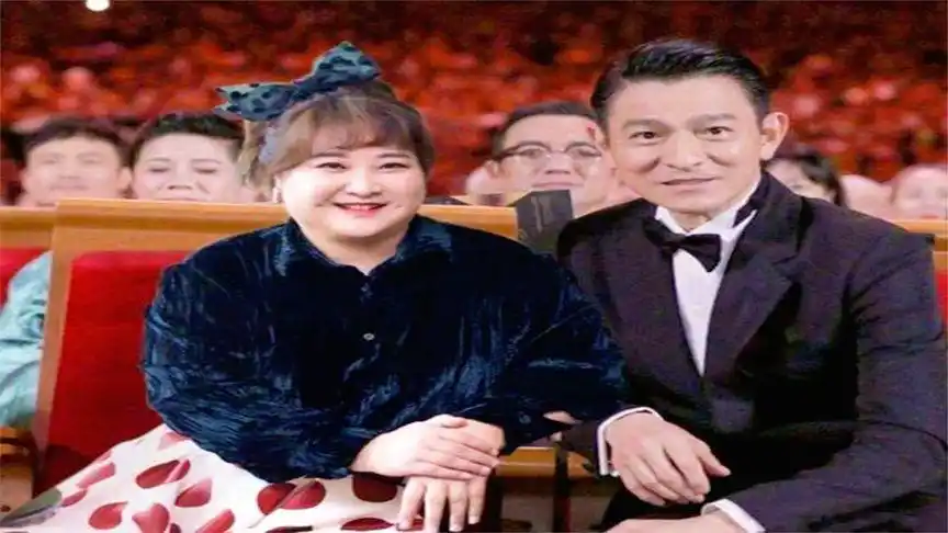 刘德华邀请贾玲演自己夫人,这才是追星赢家,贾玲26字回复显情商