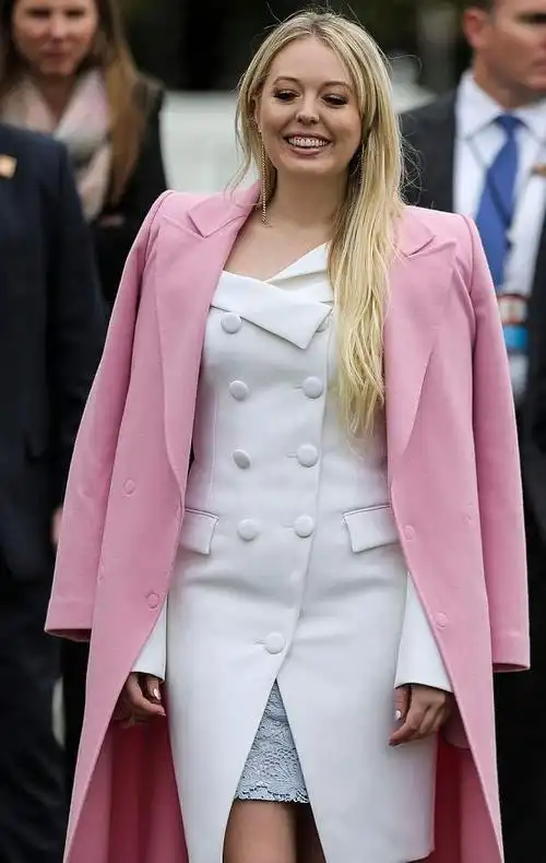 原创特朗普小女儿终于美了一回!樱花粉风衣搭裹身裙,气质不输伊万卡