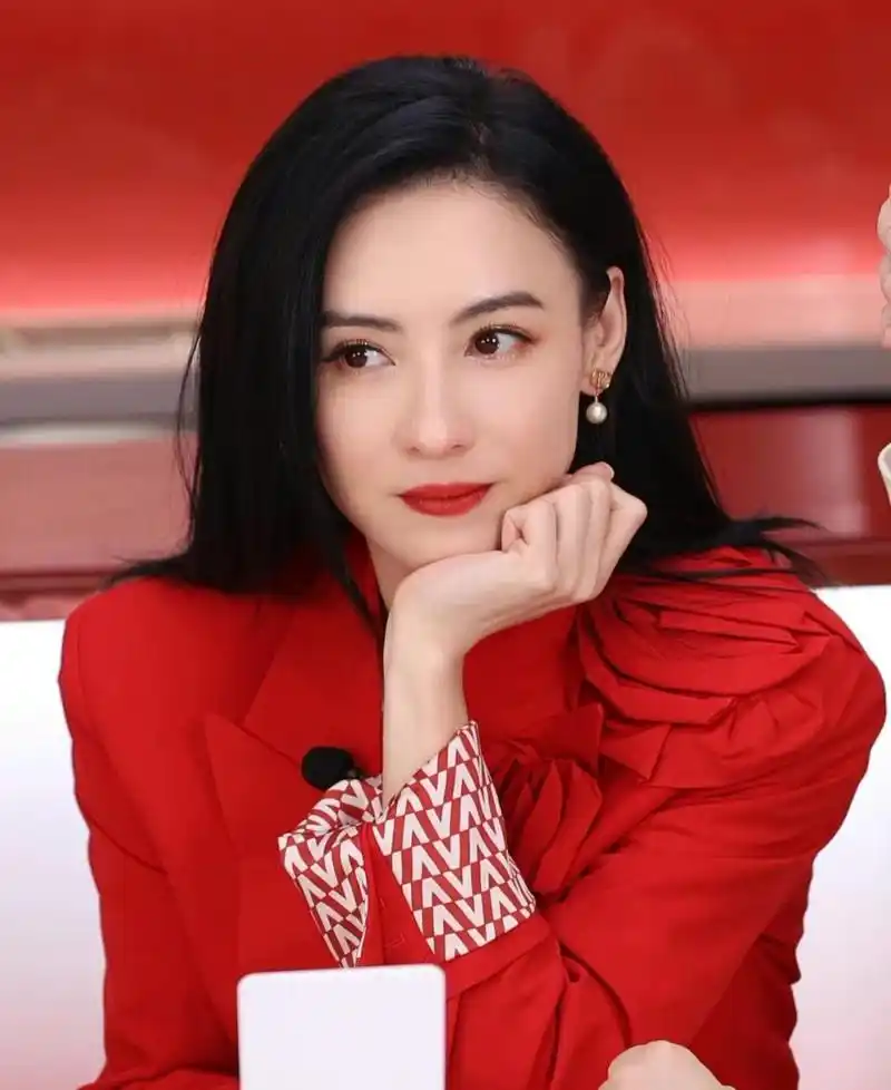 张柏芝出席品牌活动 身穿valentino2021早秋系列花瓣西装